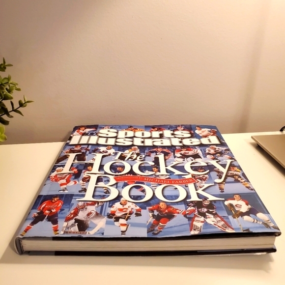 🌺 3/25 The Hockey Book from Sports Illustrated - Picture 6 of 16